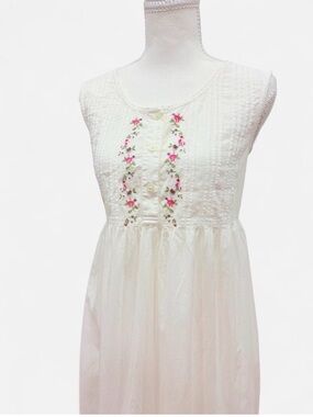Gilligan O'Malley White
Embroidered Cotton
Cottagecore Nightgown M